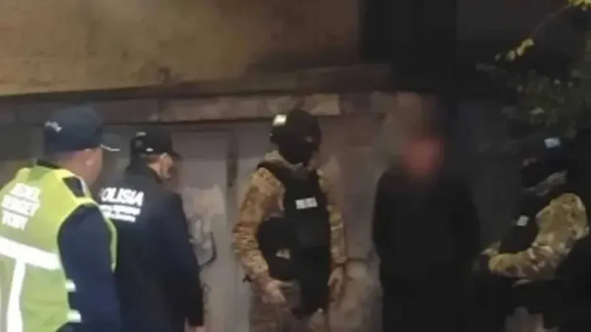 Алматыда көшеде қару алып жүрген ер адам ұсталды
