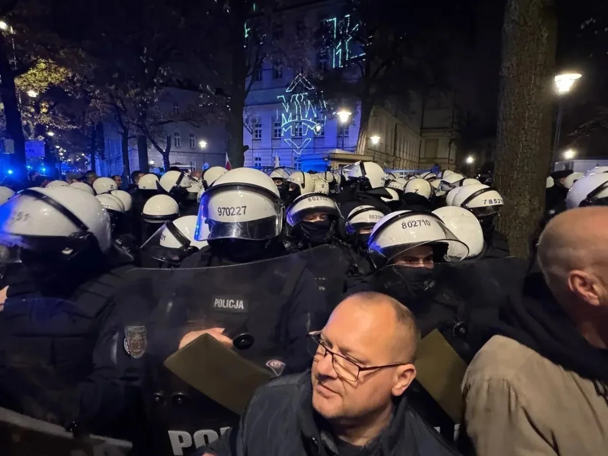 Госпереворот? Толпа протестующих окружила Конституционный суд Польши