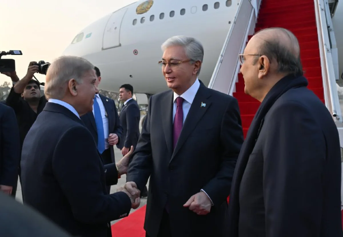 Мемлекет басшысын Исламабад әуежайында Президент Асиф Али Зардари мен Премьер-министр Шахбаз Шариф қарсы алды