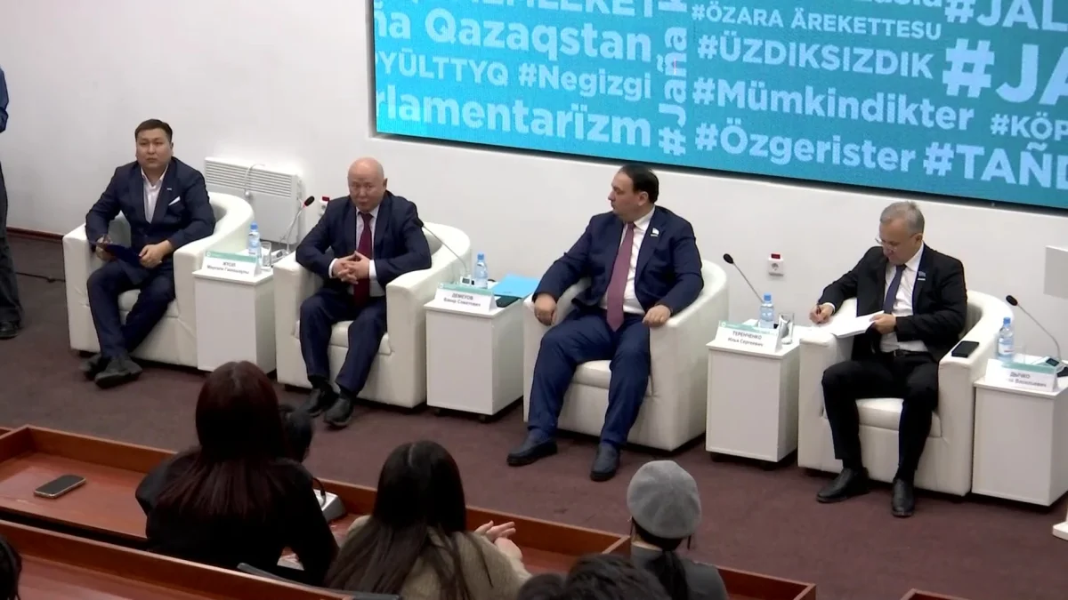 «Amanat» партиясының өкілдері жаңа Конституция жобасын "Bir Tolqynda" диалог алаңында жастармен бірге талқылады