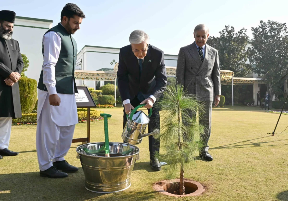 Президент Пәкістан Премьер-министрінің резиденциясы аумағында ағаш екті