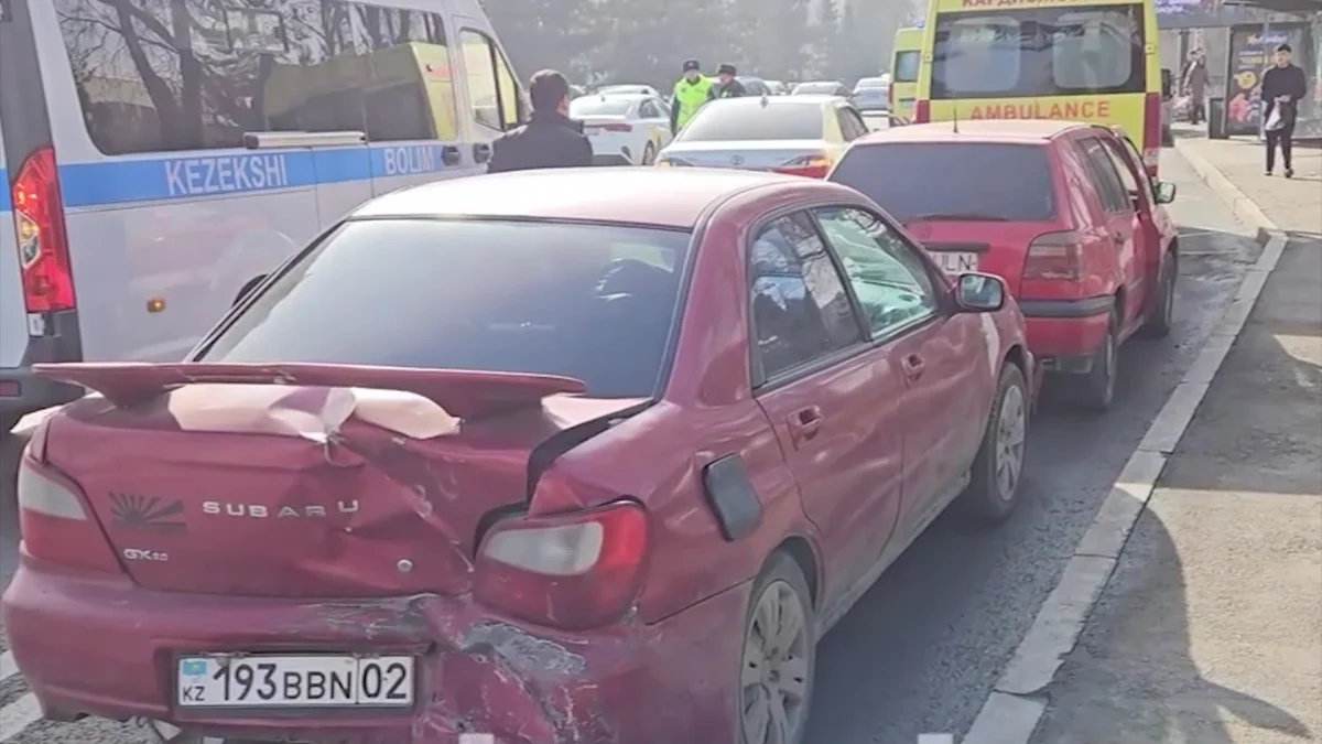 Рөлде отырған көлік жүргізушісінің жүрегі тоқтап қалған: Алматыда бес көлік соқтығысып, бір адам қаза тапты