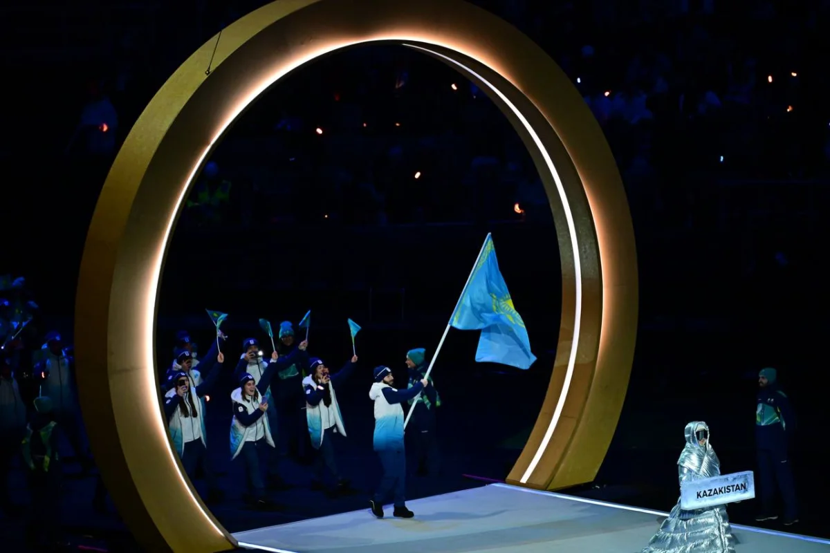 Қазақстанның Мемлекеттік Туын Денис Никиша мен Аяулым Әмренова алып шықты