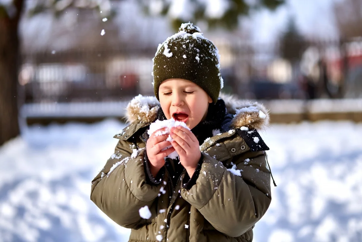 Никогда не ешьте желтый снег и будьте осторожны с белым: что таят в себе городские сугробы и сосульки