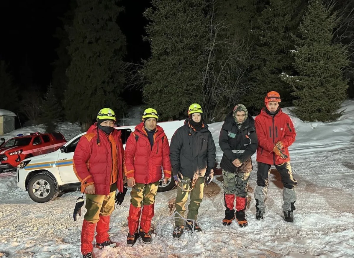 Замерзал над пропастью: в горах Алматы едва не погиб скалолаз