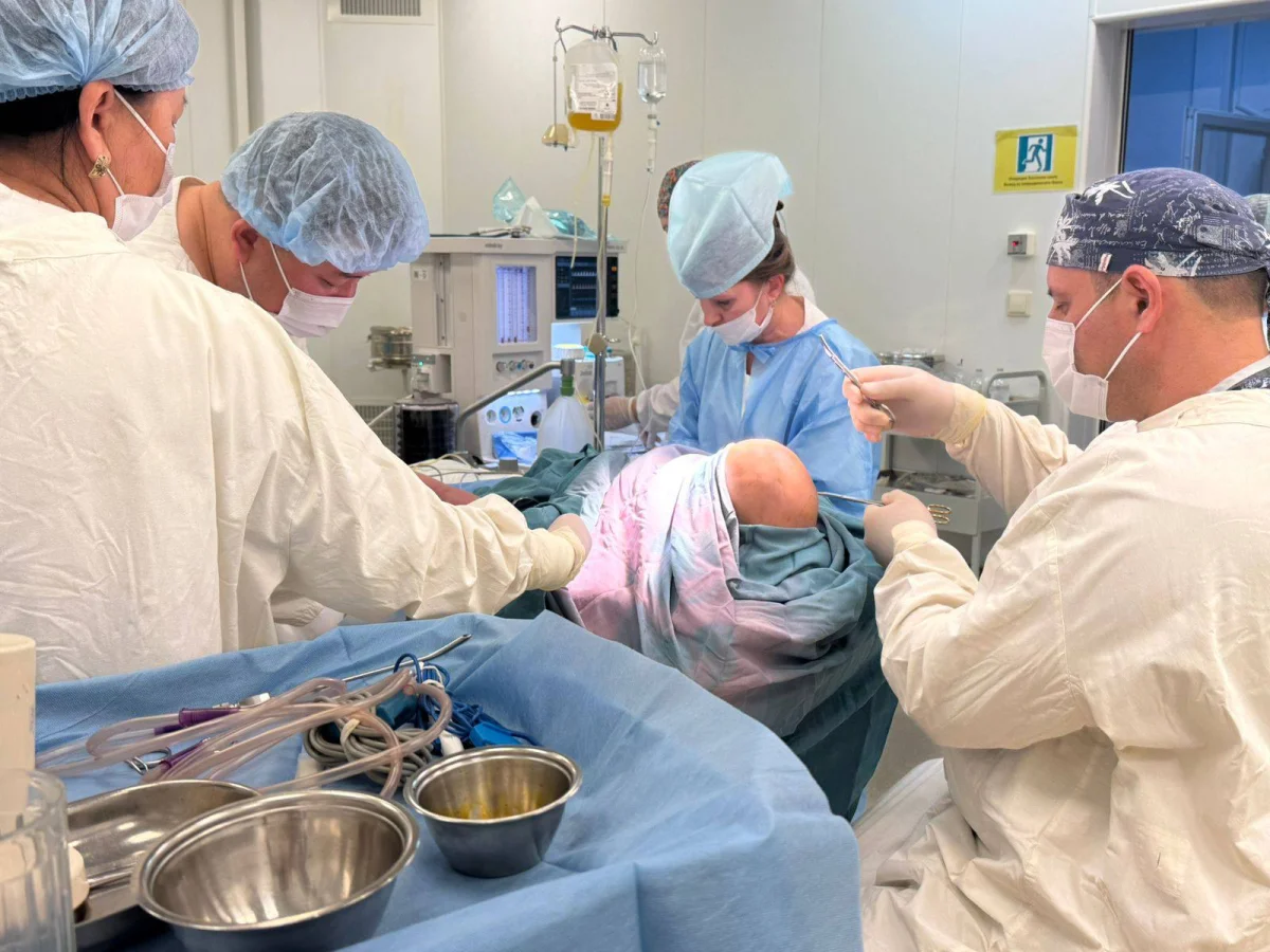 Таразда алғаш рет балаға бас сүйек жіктерінің ерте бітуіне байланысты күрделі операция жасалды