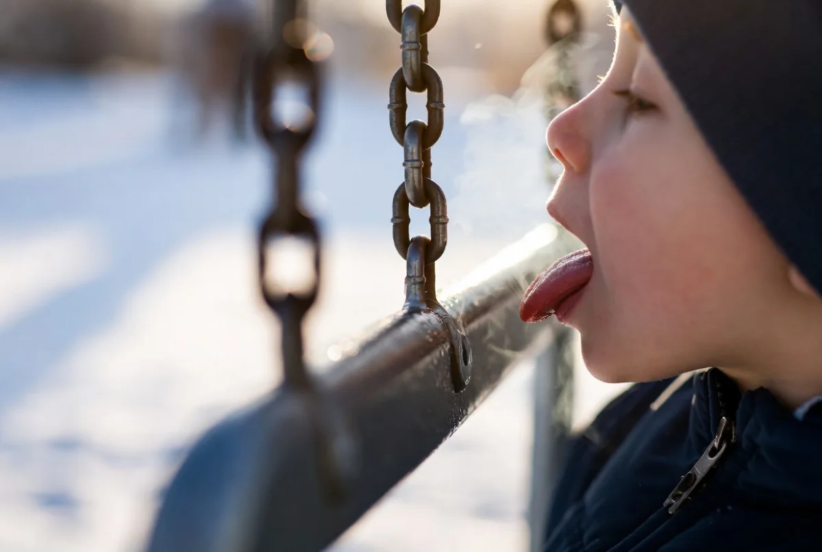 Язык примерз к металлической поверхности: как безопасно помочь ребёнку зимой