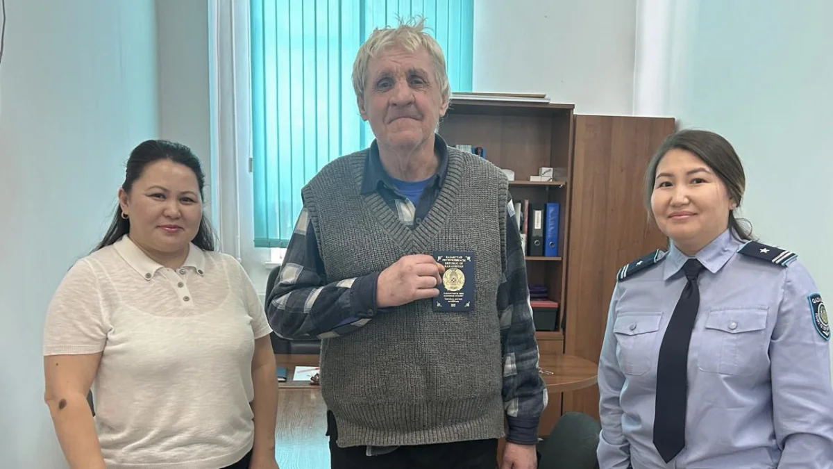 Житель ВКО спустя 20 лет получил документы