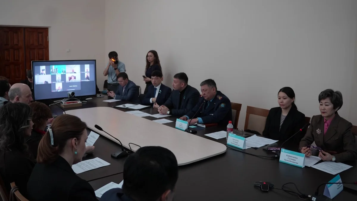 «AMANAT» партиясының мүшелері Өскеменде жаңа Конституция жобасын талқылады