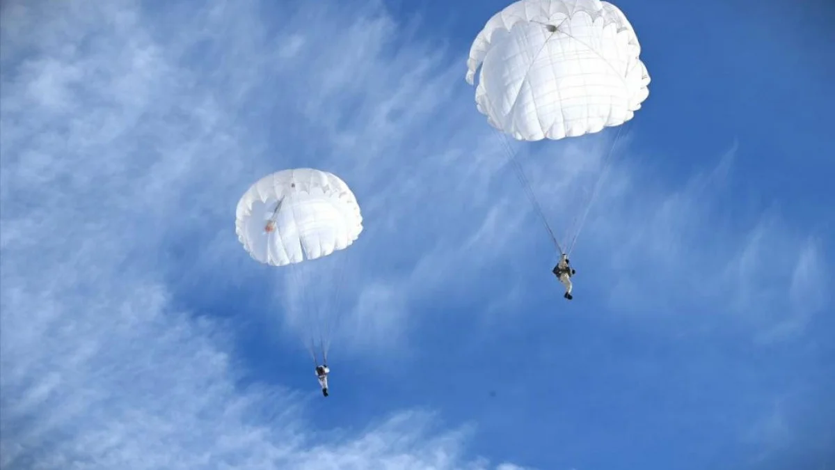 200-ге жуық сарбаз алғаш рет парашютпен секірді