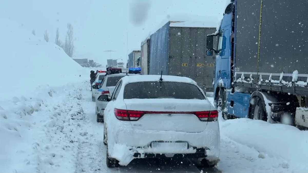 Жамбылда қар қалың жауап, жүкті әйел кептелісте қалып қойды