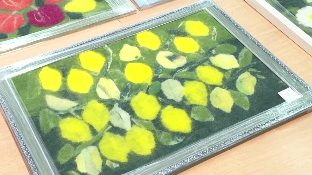 Санитарный врач на пенсии создает картины из войлока в Костанае