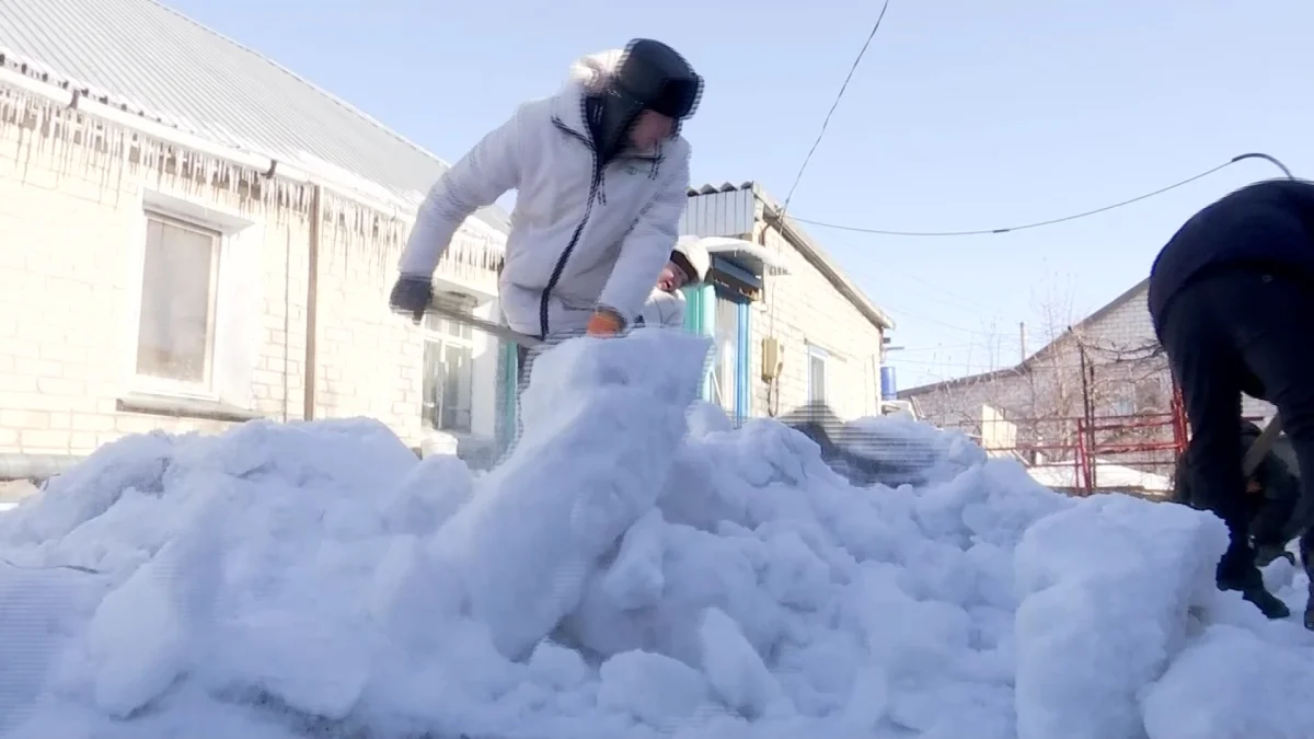 Активисты «Жастар Рухы» помогли пожилой женщине в рамках акции «Таза Бейсенбi» в Павлодаре