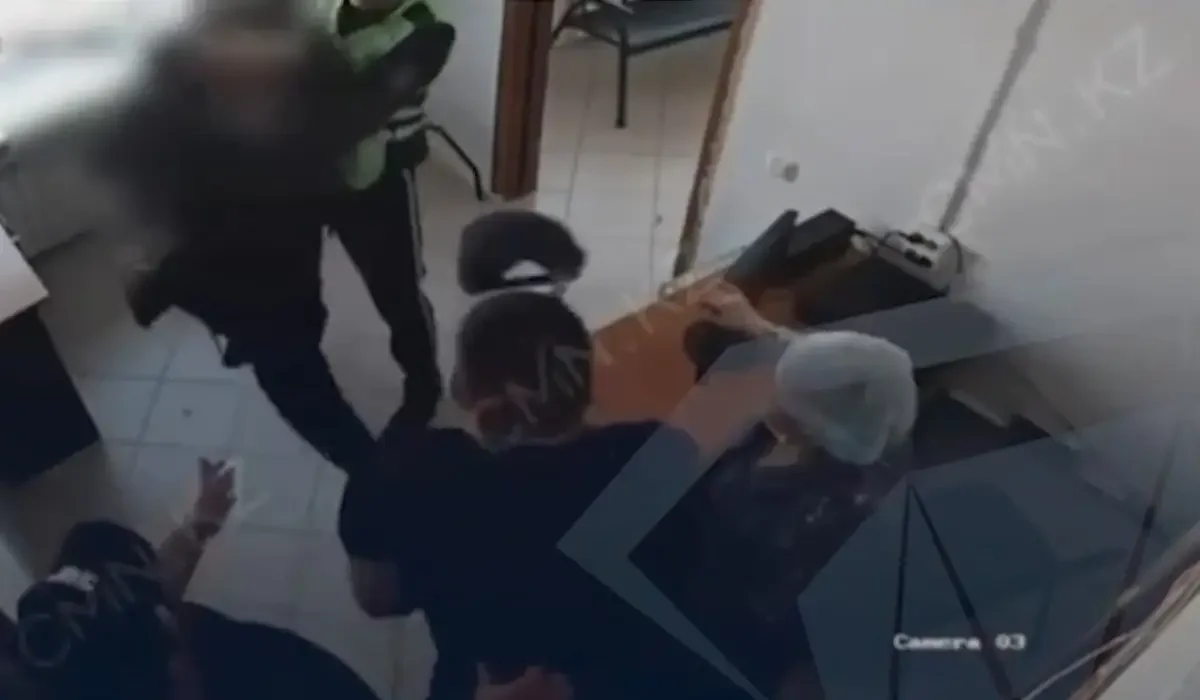 Адвокат полицейді тепті