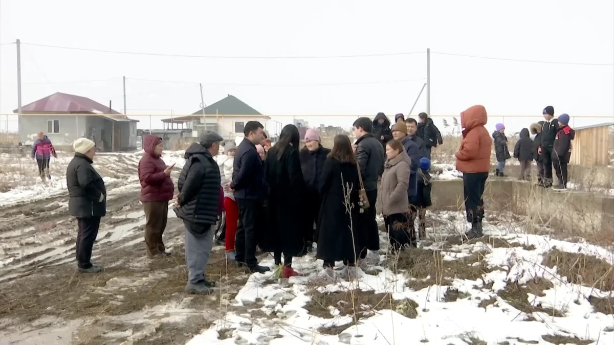 Алматы облысы Исаев ауылының оқушылары мектепке бару үшін үш аяқ киім ауыстырады