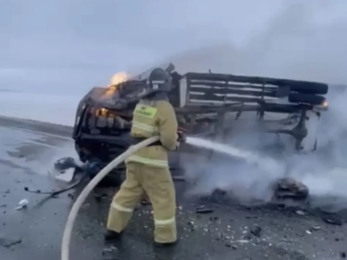На трассе Самара-Шымкент произошло ДТП с возгоранием: два человека пострадали