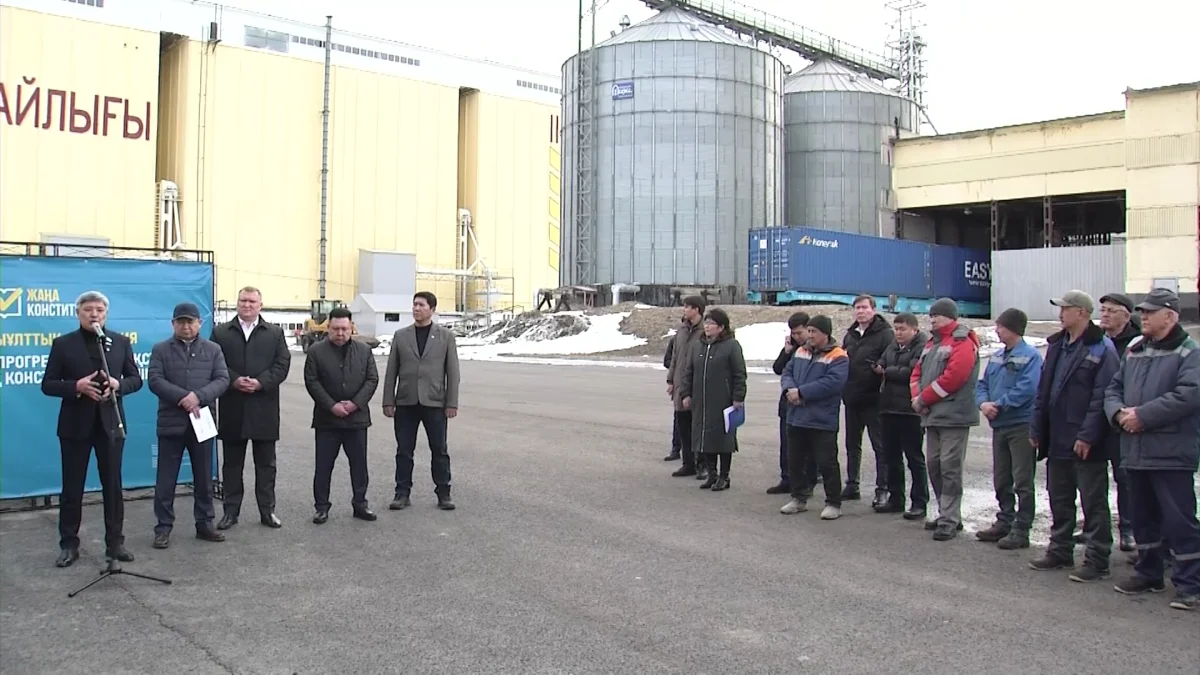 Мәжіліс депутаттары жаңа Конституция жобасын жұртшылыққа таныстыруда