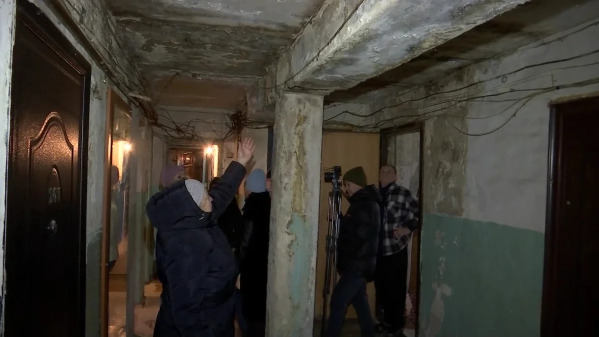 "Это все может рухнуть": жильцы аварийного общежития в Актобе несколько лет просят расселить их из опасного дома