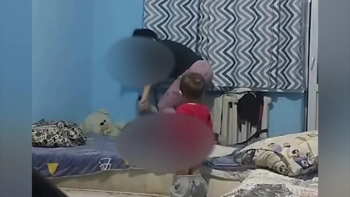 Привязала ребенка к батарее и избила: жительницу Жаркента признали невменяемой