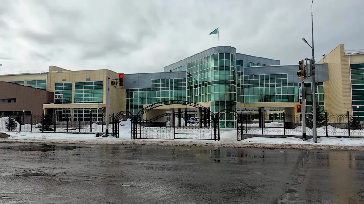 Состояние тяжелое: ученик НИШ выпал из окна общежития в Петропавловске