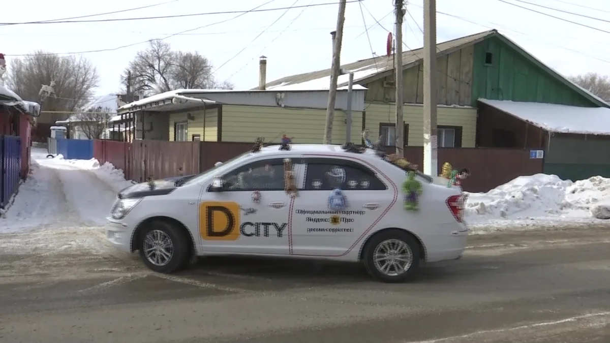 Женщина таксист из Актобе превратила свою машину в настоящий мир игрушек