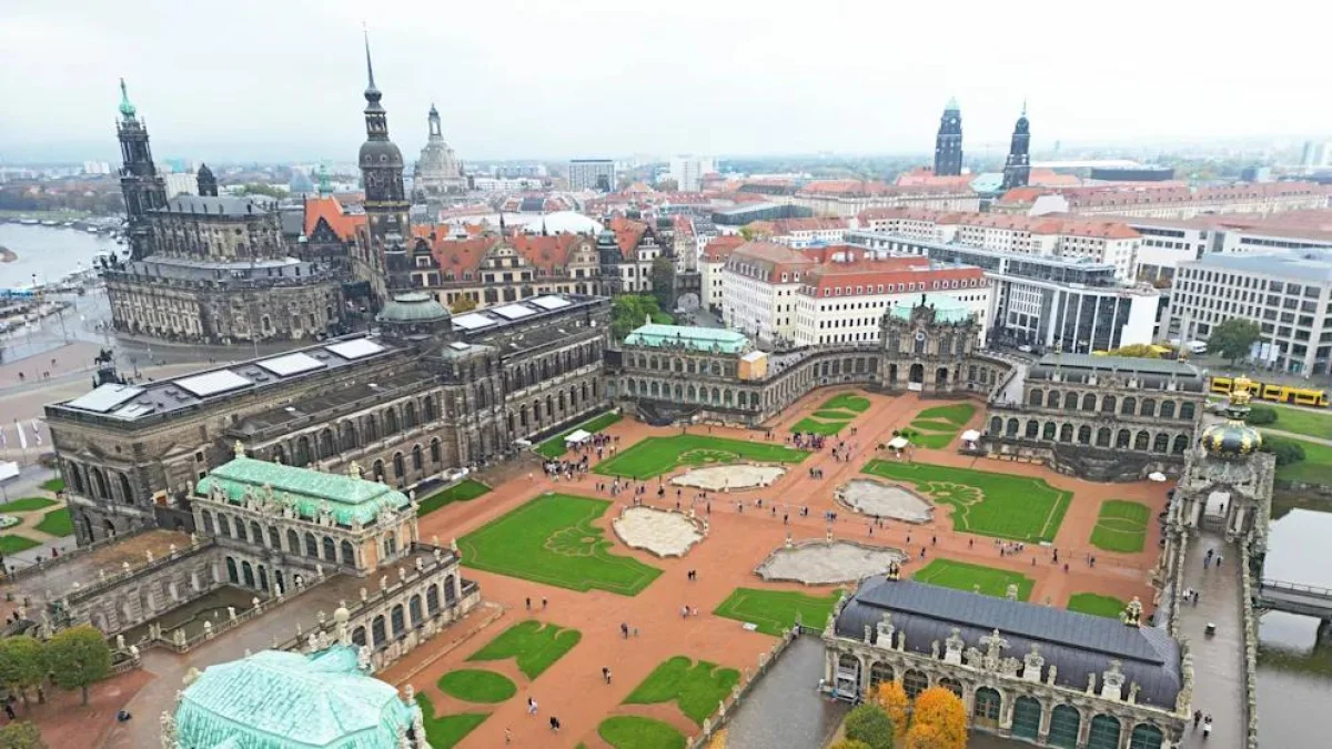 В Дрездене взяли под усиленную охрану Цвингер из-за угрозы кражи фарфора Августа Сильного