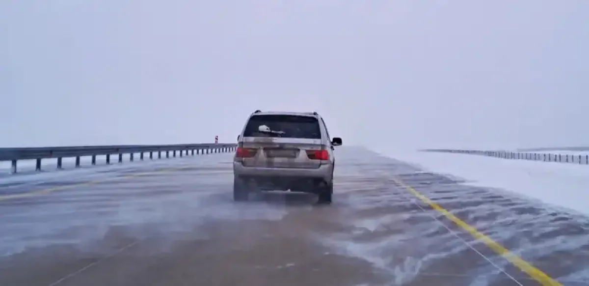 Өскеменде көктайғақ салдарынан жүздеген көлік қаладан шыға алмай қалды