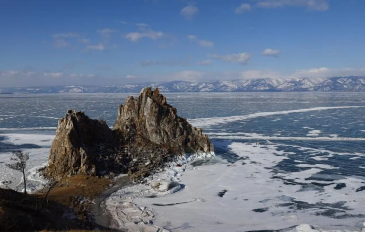 Автомобиль с китайскими туристами провалился под лед на Байкале: почти все погибли