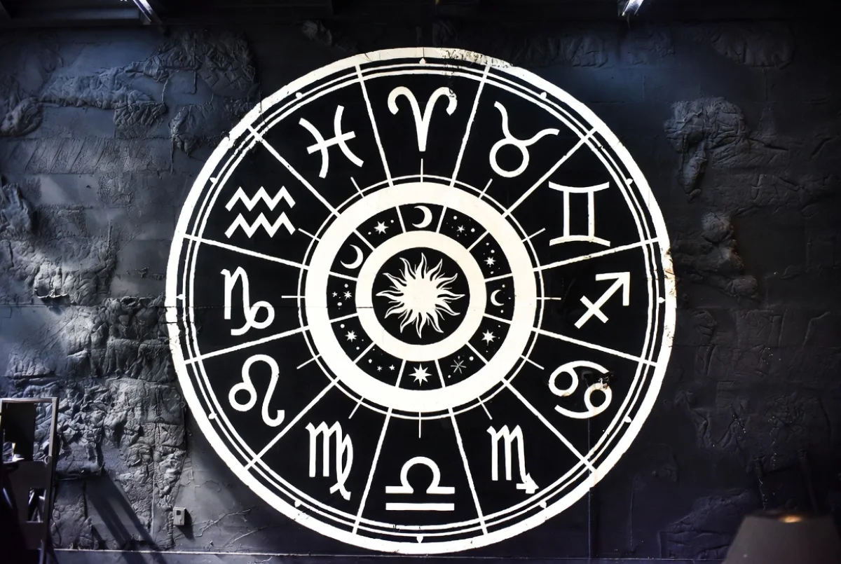 Гороскоп на 21 февраля 2026 года: уверенность, баланс и движение вперёд для всех знаков