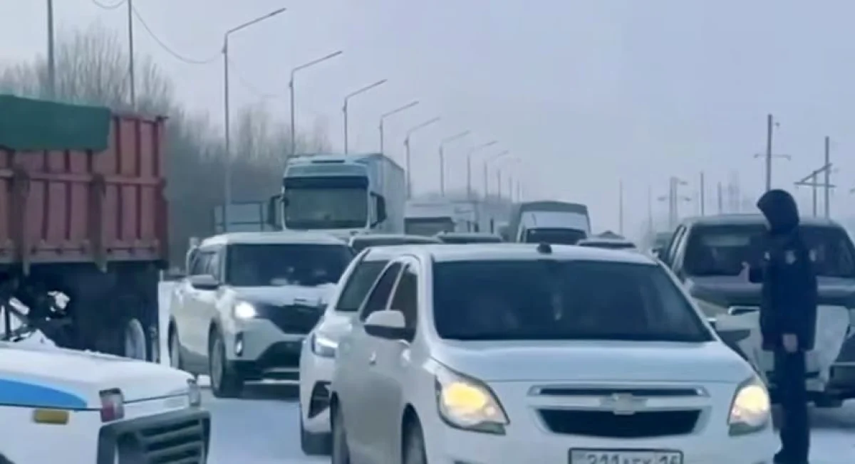 О сложной ситуации на казахстанских трассах предупредила полиция