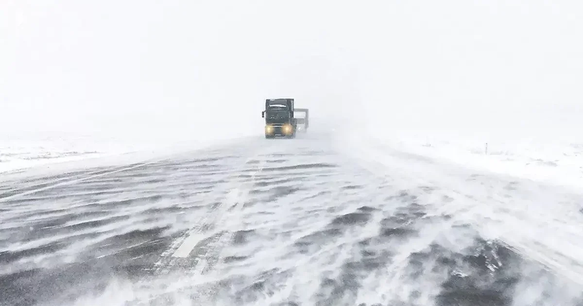 Ақтөбеде қар құрсауында қалған автокөлікке құтқарушылар көмектесті