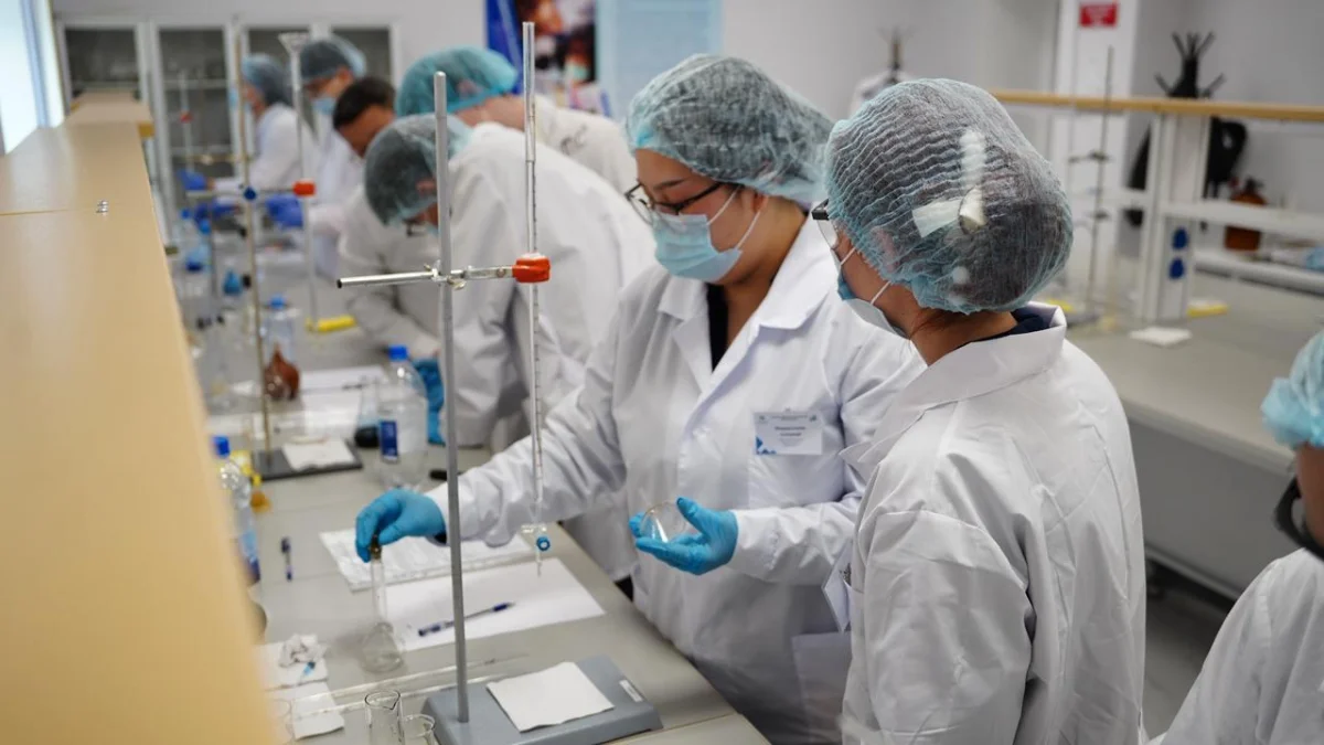 Utebayev University ғалымдары жаңа халықаралық зертхананы іске қосты