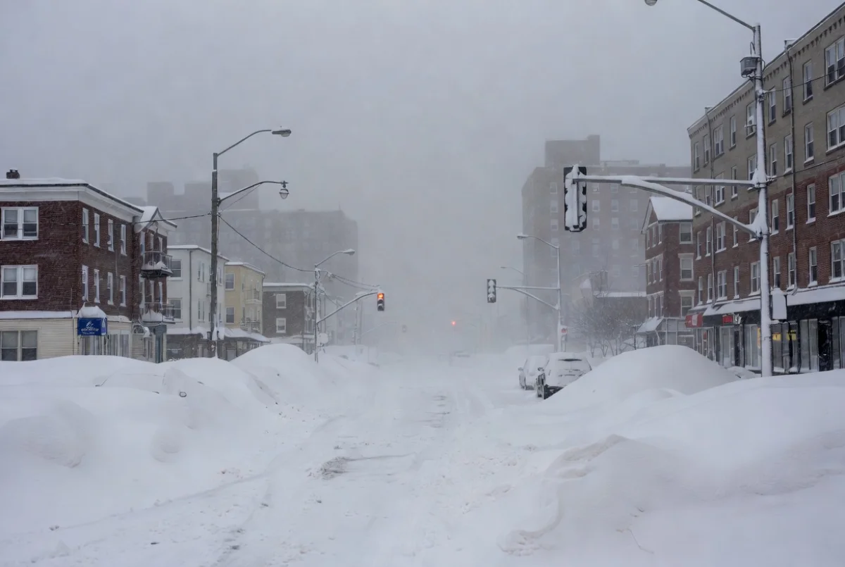 Казахстан накрывает циклон: метель, ветер до 30 м/с и густой туман