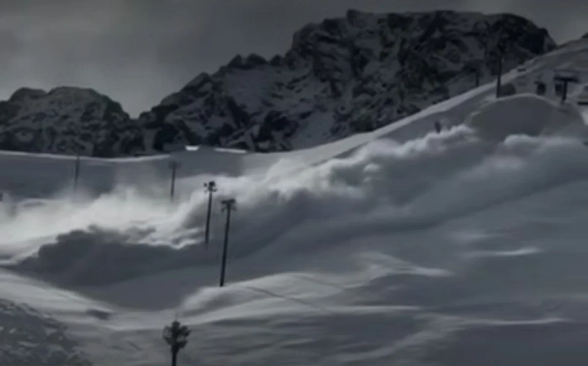 В Алматы на Шымбулаке мужчину накрыла лавина