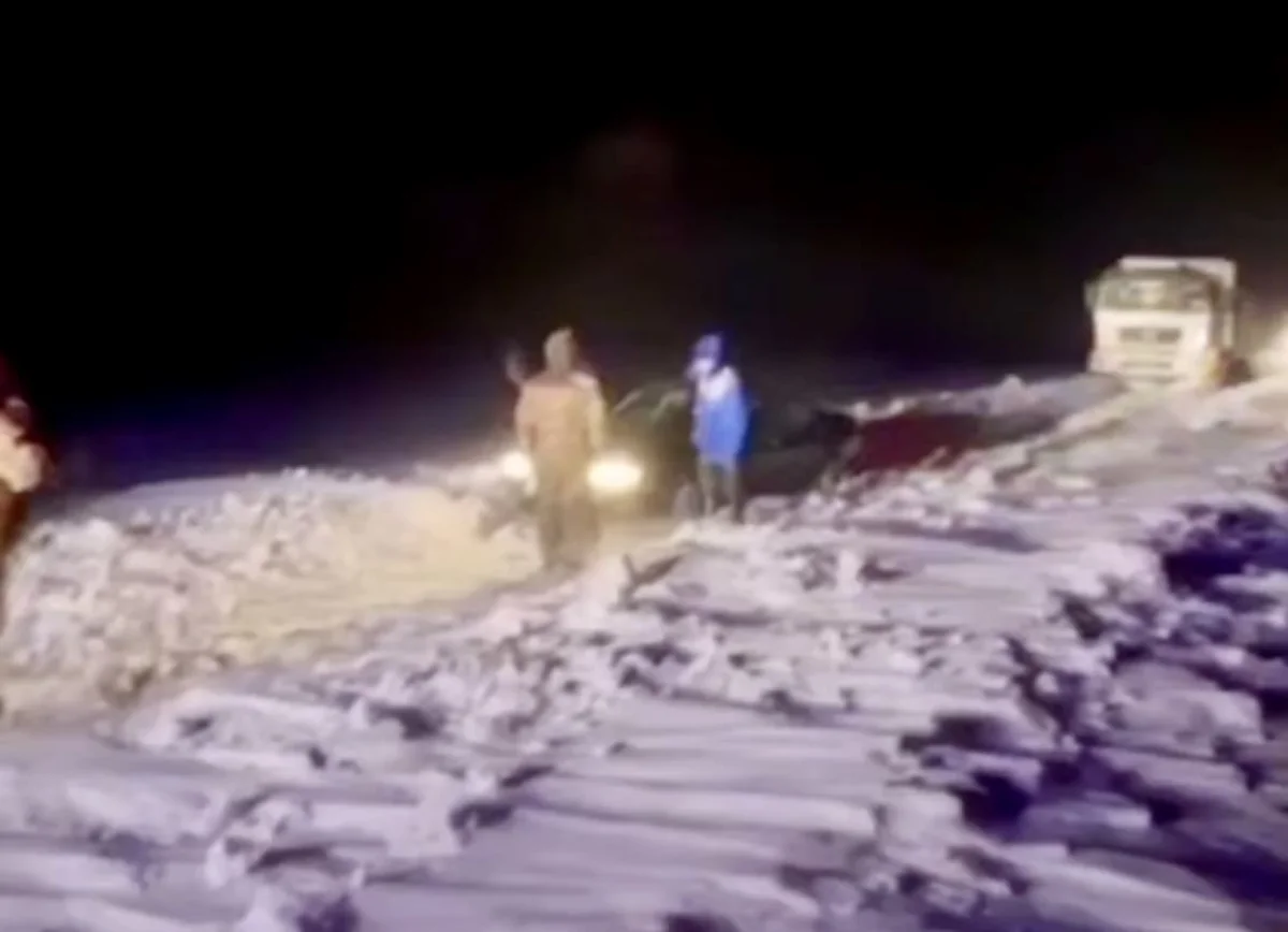 Людей всю ночь эвакуировали с заснеженных акмолинских дорог