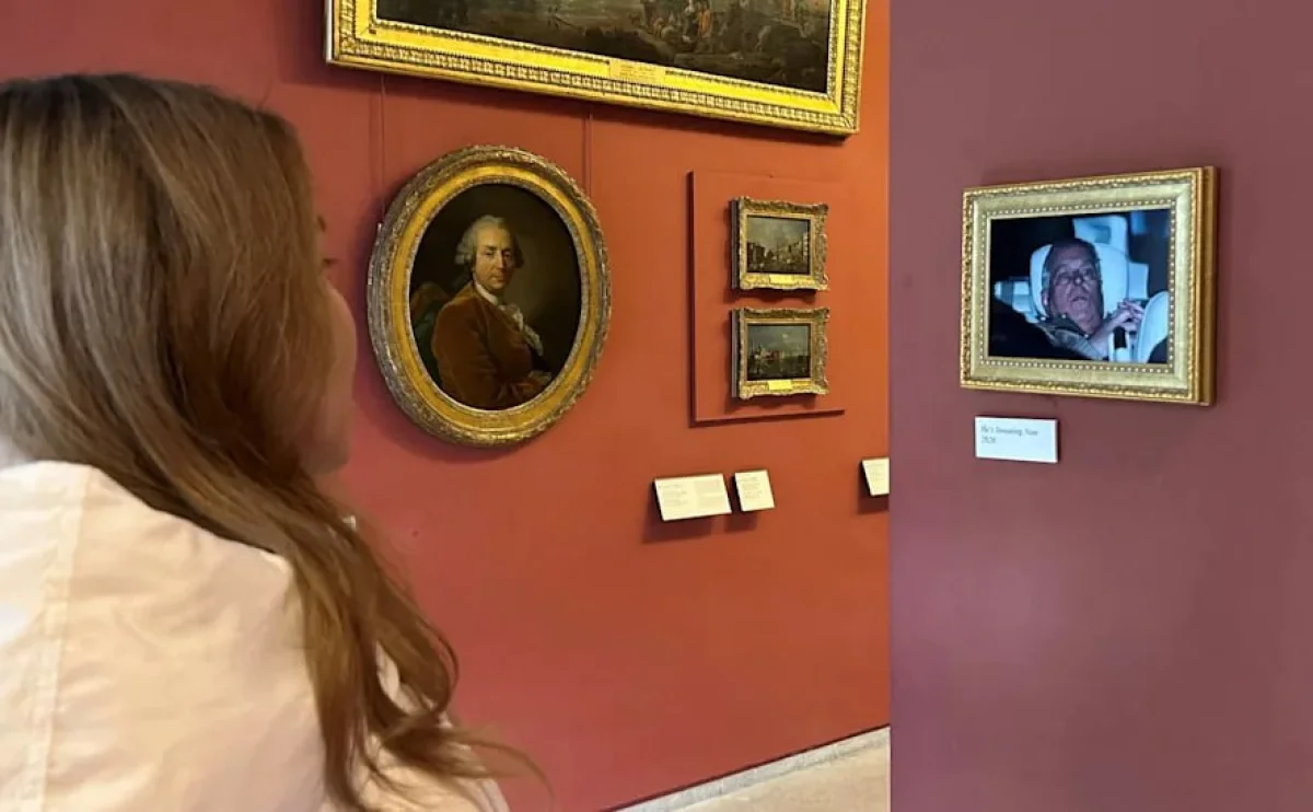 В Лувре повесили фотографию оскандалившегося принца Эндрю