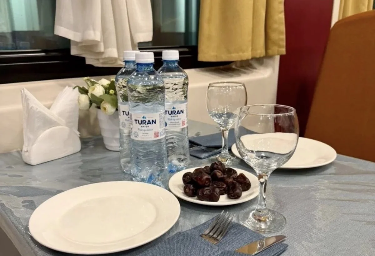 В поездах изменили режим работы вагонов-ресторанов в Рамазан