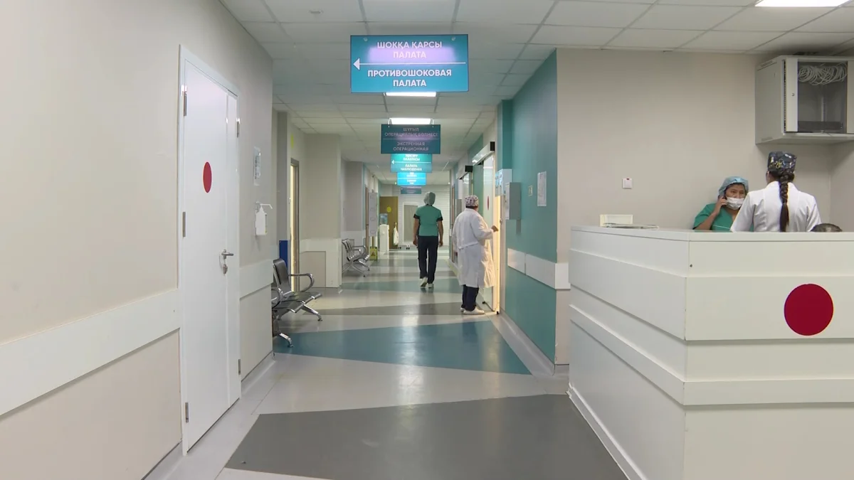 Трёхлетняя девочка воткнула себе в глаз кухонные ножницы в Павлодаре