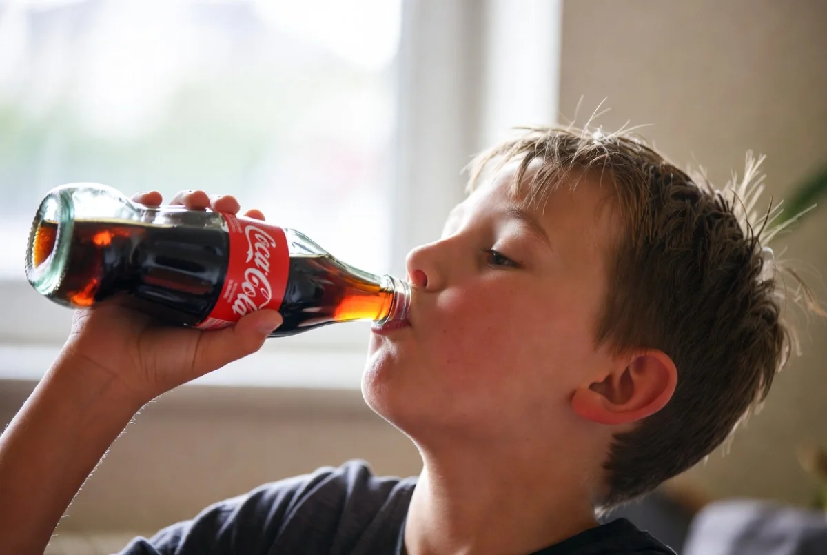 Во Владивостоке 12-летний подросток попал в больницу после злоупотребления газировкой