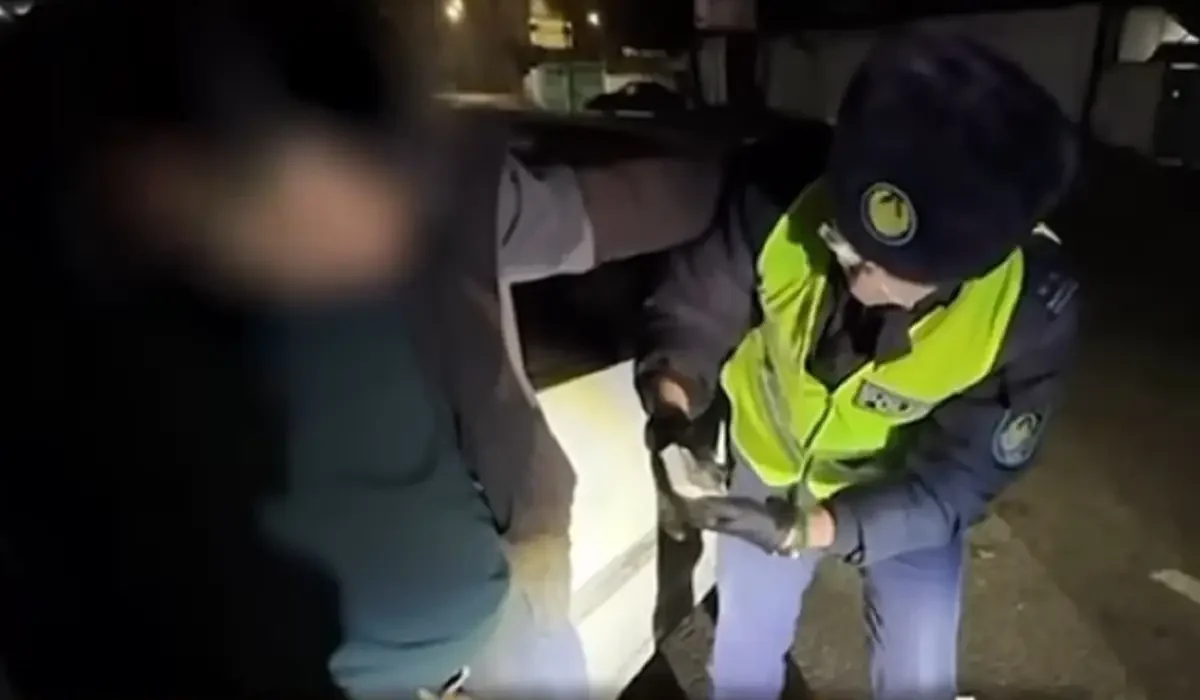 Алматыда ер адам есірткі таратып жүрген жерінде қолға түсті