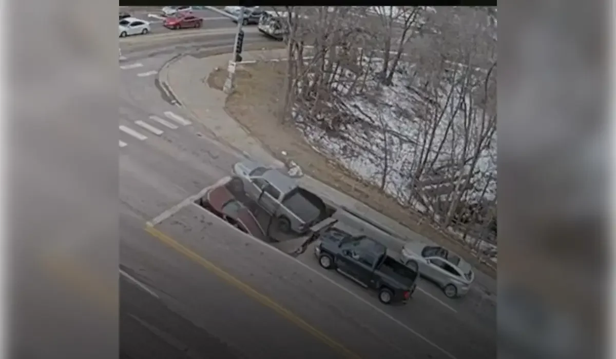 АҚШ-та асфальт опырылып, екі көлік шұңқырға құлап кетті