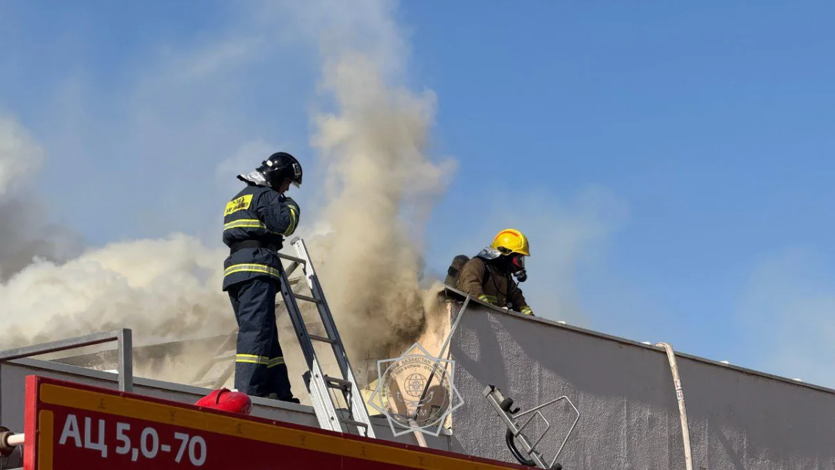 Крупный пожар в торговом центре Актау: огонь охватил 500 кв.м.
