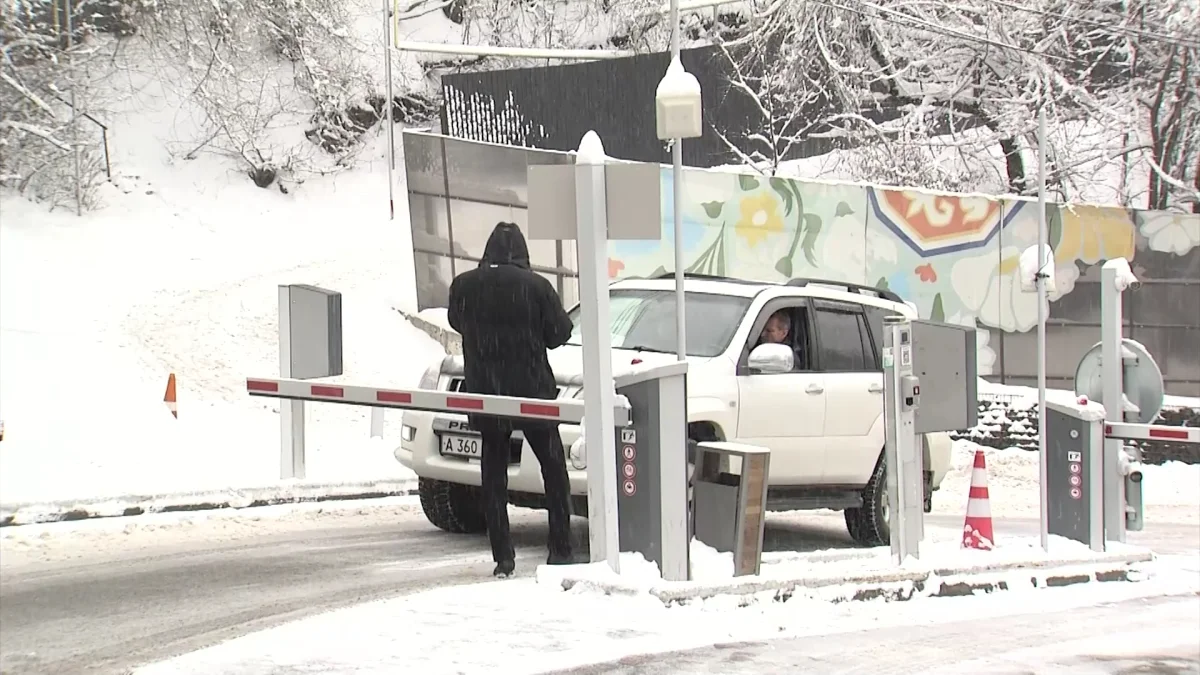 Алматыда Көктөбеге кіру және тұрақ бағасы 25 000 теңгеге жеткен