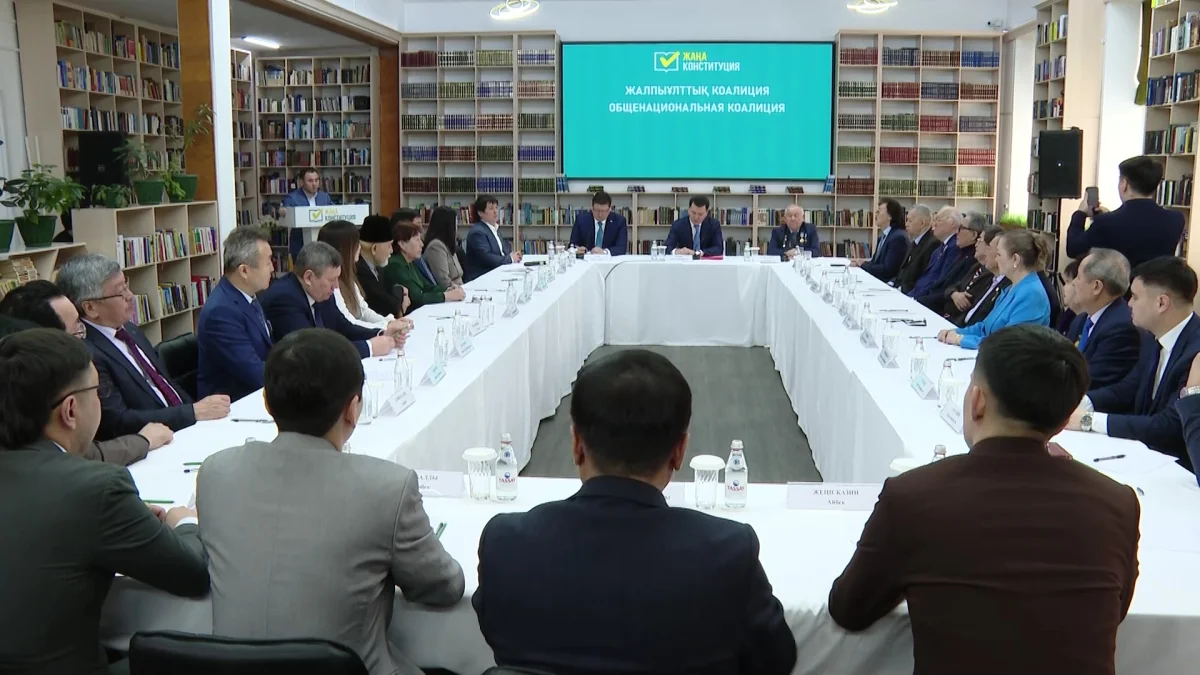Представители коалиции "За Народную Конституцию Справедливого и Прогрессивного Казахстана!" во главе с госсоветником Е. Кариным провели встречу с общественностью области Абай