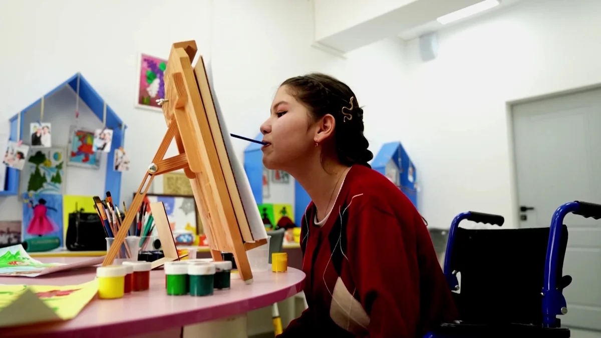 Түркістанда тісімен сурет салатын қыз тұрады