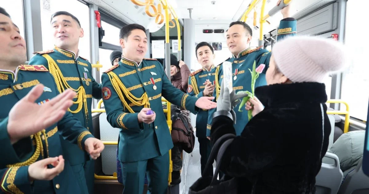 Ұлттық ұланның Ерлер хоры аруларды мерекемен құттықтады