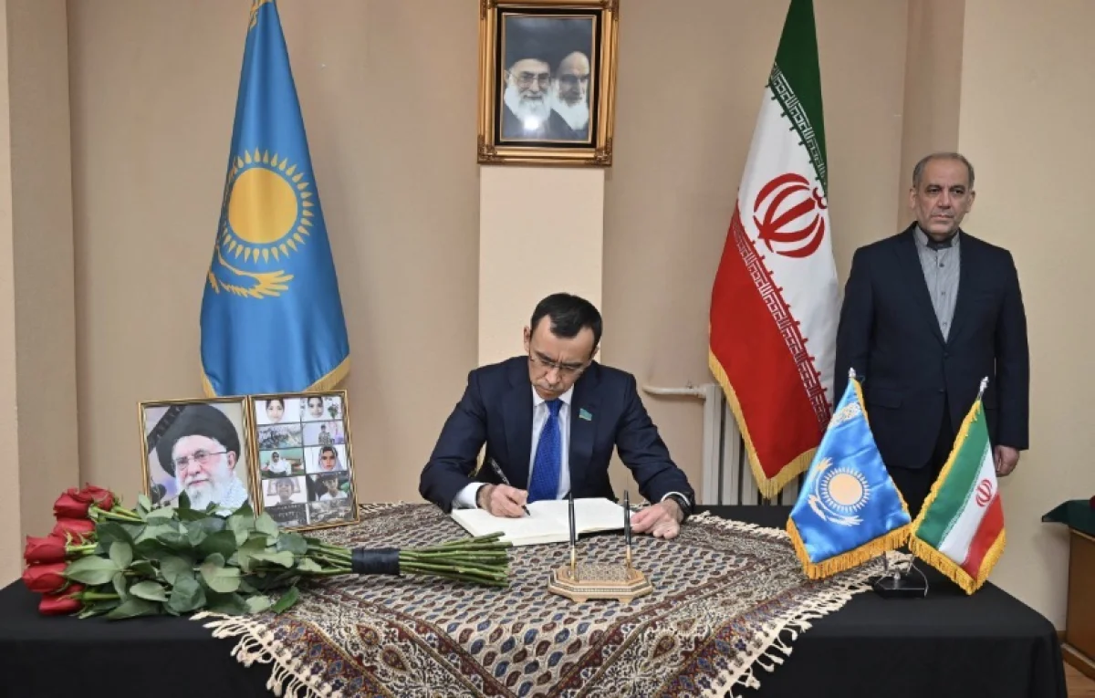 Казахстан выразил соболезнования Ирану: Ашимбаев посетил посольство