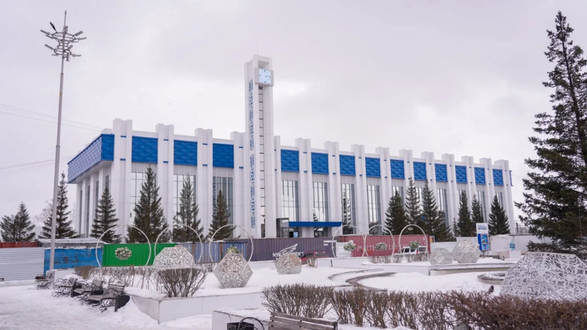 Көлік инфрақұрылымын дамыту: Олжас Бектенов Көкшетау теміржол вокзалын жаңғырту барысын тексерді