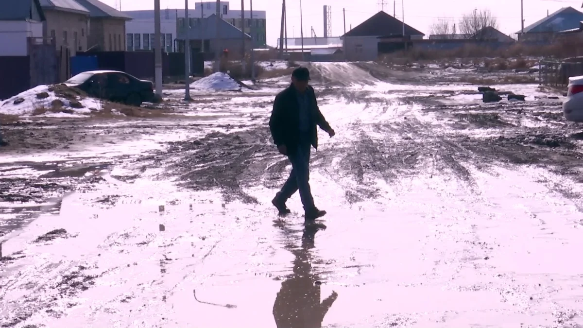 Қызылорда іргесіндегі ауыл тұрғындары 25 жылдан бері батпақ кешіп жүргендеріне ашулы