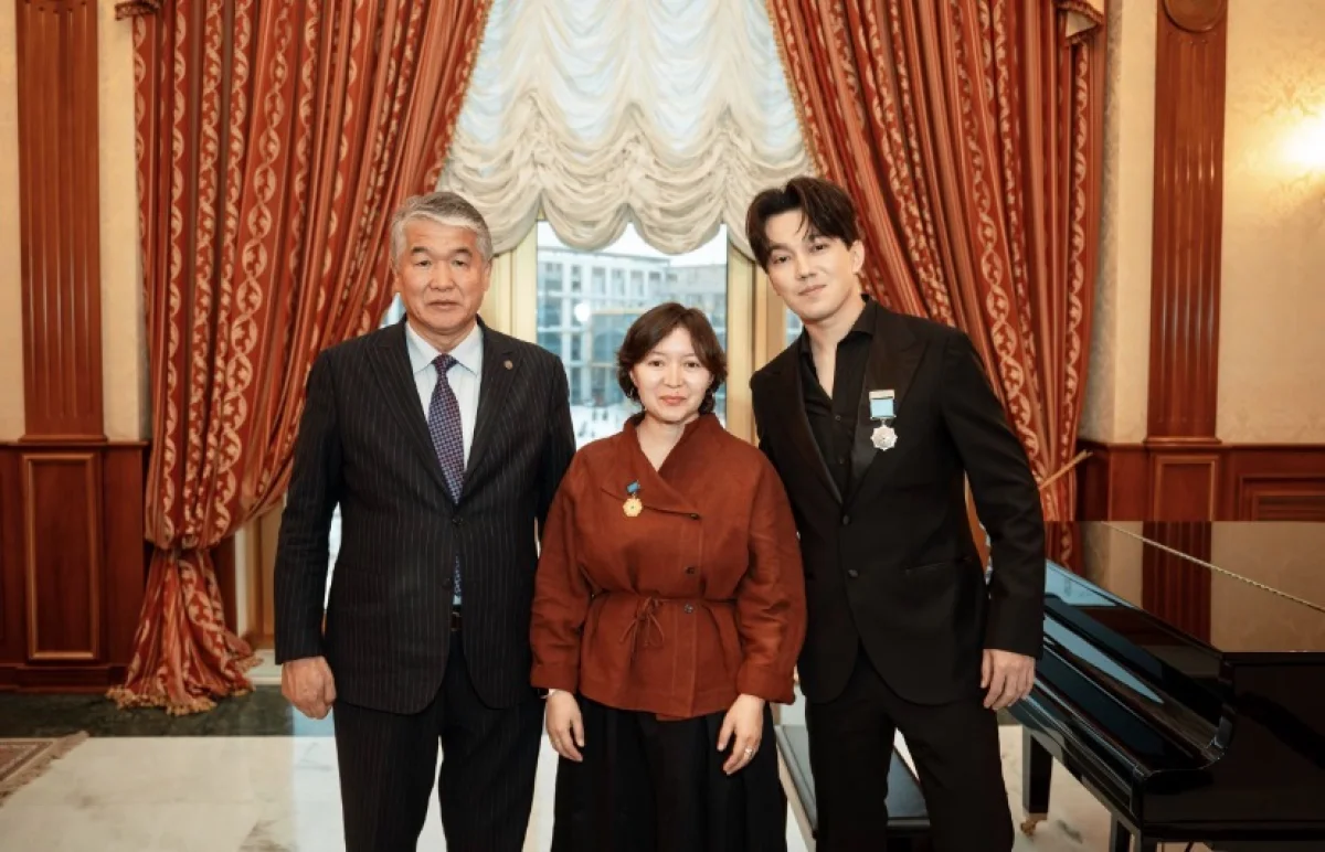 Димаш Кудайберген и Самал Еслямова удостоены наград ТЮРКСОЙ